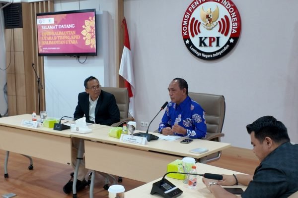 Ketua Komisi I DPRD Kaltara, Alimudin dan Koordinator Bidang Kelembagaan Komisi Penyiaran Indonesia (KPI) I Made Sunarsa. Foto: GPriority/Riski Dimuharam