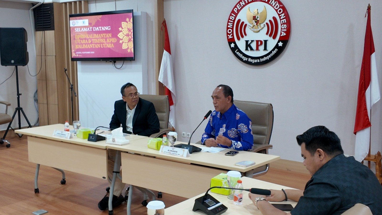 Ketua Komisi I DPRD Kaltara, Alimudin dan Koordinator Bidang Kelembagaan Komisi Penyiaran Indonesia (KPI) I Made Sunarsa. Foto: GPriority/Riski Dimuharam