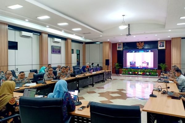 Baharkam Polri, jajaran kepolisian turut hadir dalam rapat lanjutan pembahasan Rancangan Peraturan Presiden (Perpres) tentang Perlindungan Keamanan dan Keselamatan bagi Tenaga Medis dan Tenaga Kesehatan di Poltekkes Kemenkes Jakarta pada Jumat (12/9). Foto: istimewa