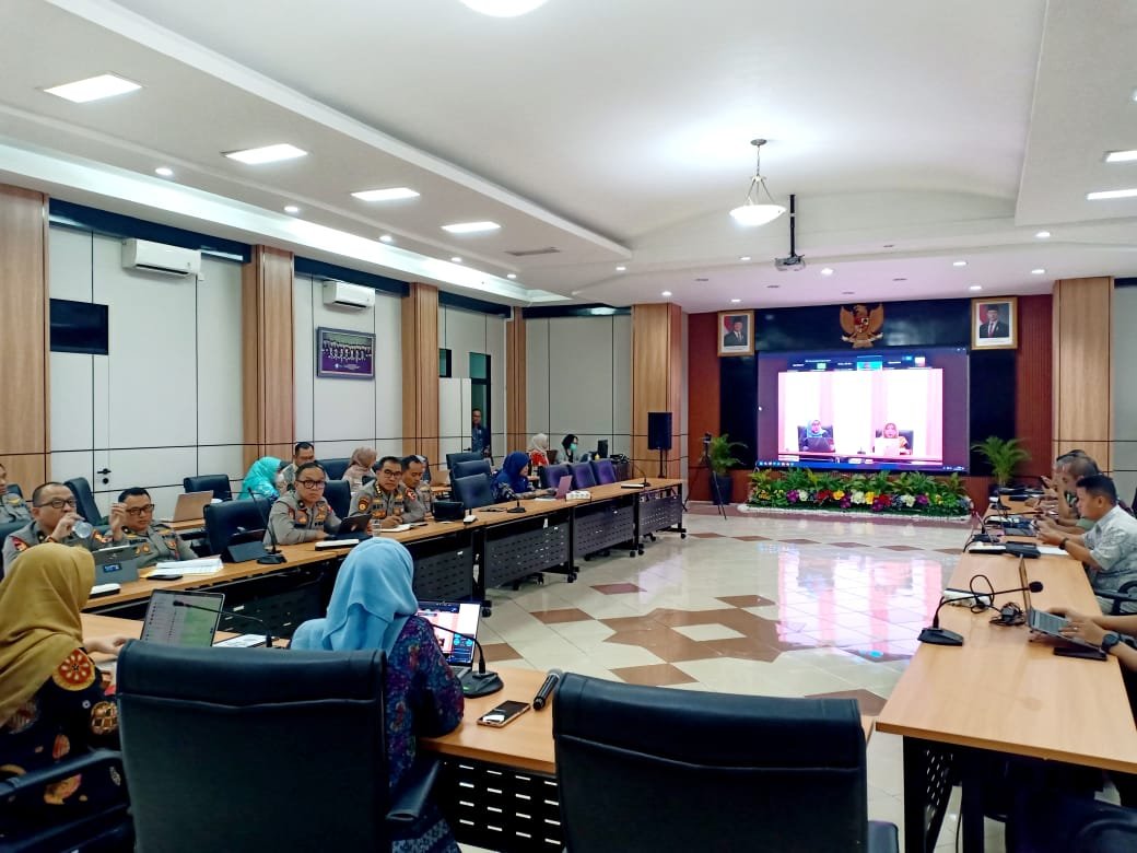 Baharkam Polri, jajaran kepolisian turut hadir dalam rapat lanjutan pembahasan Rancangan Peraturan Presiden (Perpres) tentang Perlindungan Keamanan dan Keselamatan bagi Tenaga Medis dan Tenaga Kesehatan di Poltekkes Kemenkes Jakarta pada Jumat (12/9). Foto: istimewa