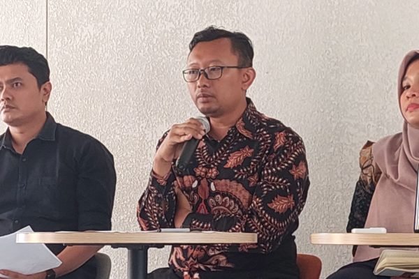 Muhammad Isnur (tengah) selaku Ketua YLBHI saat menyampaikan responnya terhadap wacana pembentukan tim Reformasi Kepolisian, Senin (15/9)/Foto : GPriority (Nindya Farhah Azzahrah)