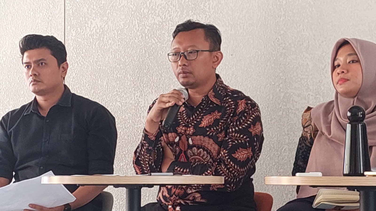 Muhammad Isnur (tengah) selaku Ketua YLBHI saat menyampaikan responnya terhadap wacana pembentukan tim Reformasi Kepolisian, Senin (15/9)/Foto : GPriority (Nindya Farhah Azzahrah)