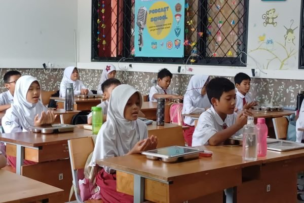 Implementasi Makan Bergizi Gratis di SDN Susukan, Ciracas, Jakarta Timur. Foto: GPriority/Dimas A Putra