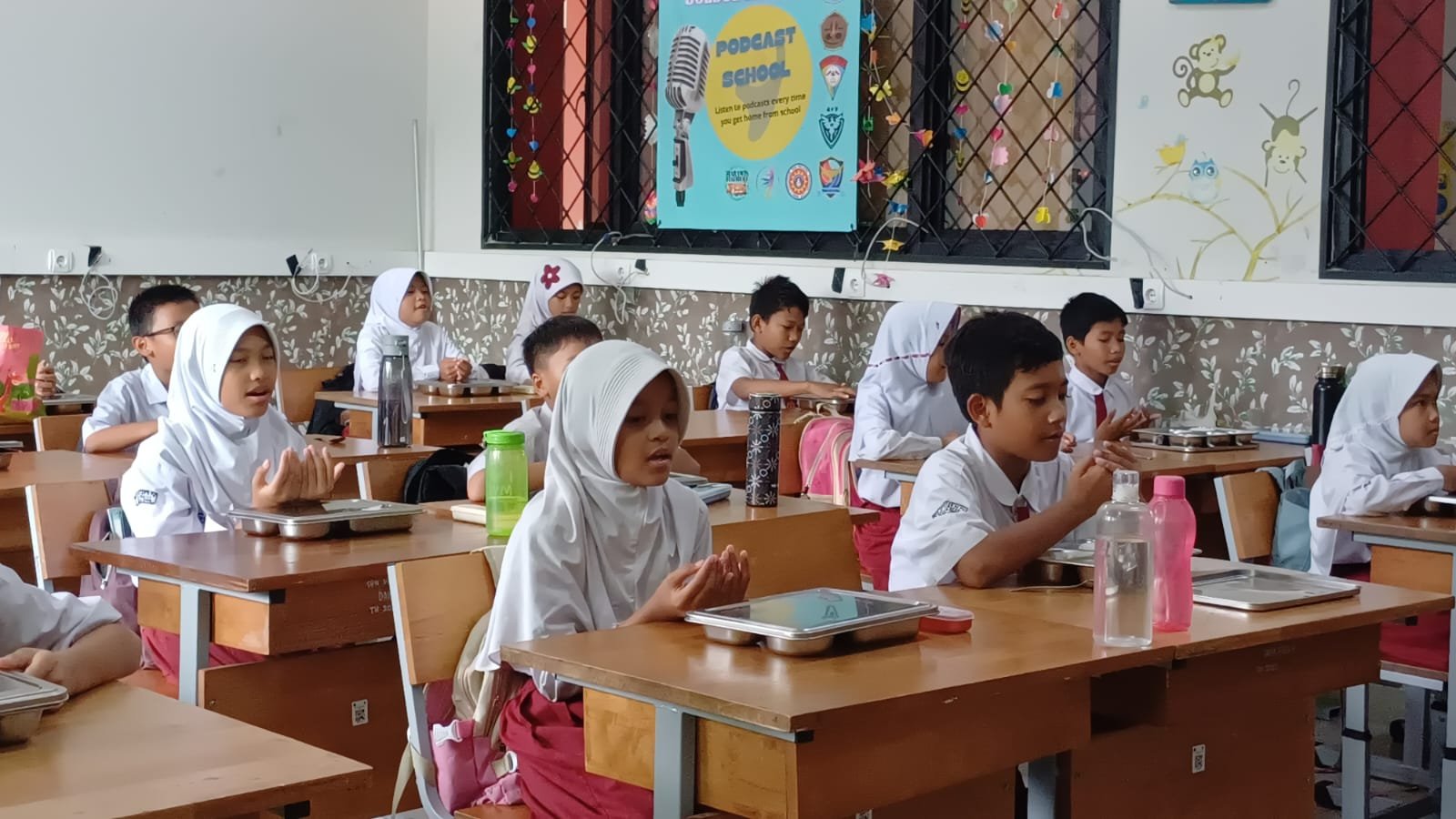 Implementasi Makan Bergizi Gratis di SDN Susukan, Ciracas, Jakarta Timur. Foto: GPriority/Dimas A Putra