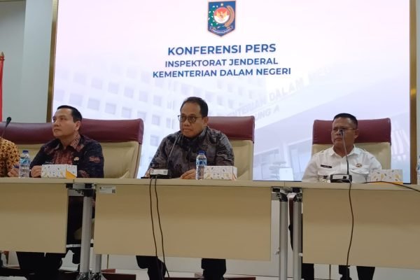 Inspektur Jenderal Kementerian Dalam Negeri (Kemendagri), Mahendra Jaya mengungkapkan bahwa mutasi Kepala SMP Negeri 1 Prabumulih, Roni Ardiansyah, yang dilakukan oleh Wali Kota Prabumulih, Arlan, tidak sesuai dengan ketentuan yang berlaku. Foto: GPriority/Dimas A Putra
