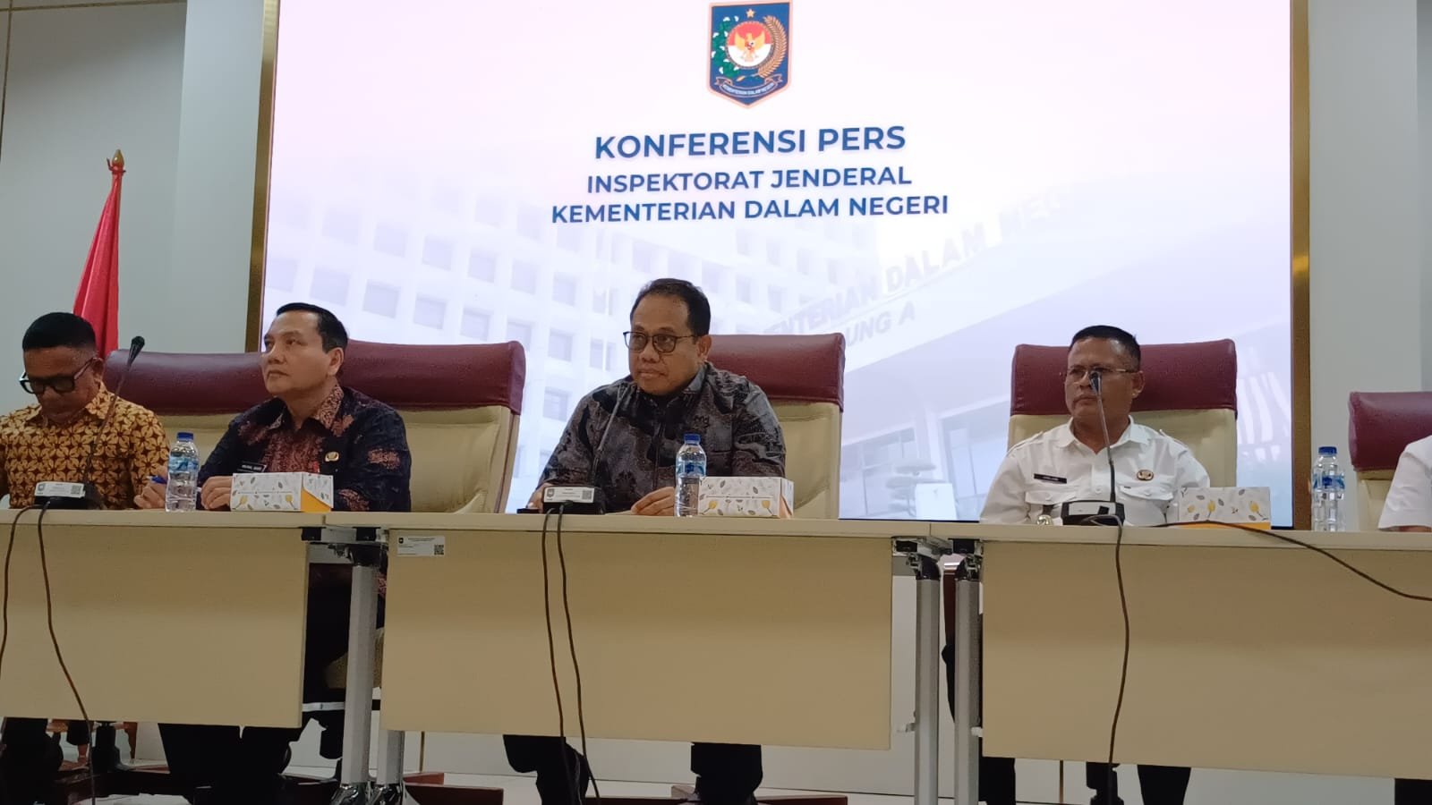 Inspektur Jenderal Kementerian Dalam Negeri (Kemendagri), Mahendra Jaya mengungkapkan bahwa mutasi Kepala SMP Negeri 1 Prabumulih, Roni Ardiansyah, yang dilakukan oleh Wali Kota Prabumulih, Arlan, tidak sesuai dengan ketentuan yang berlaku. Foto: GPriority/Dimas A Putra
