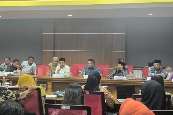 Wakil Bupati Halmahera Timur, Maluku Utara, Anjas Taher, menghadiri rapat koordinasi (Rakor) dalam rangka evaluasi program makan bergizi gratis (BMG) di Kantor Gubernur Kota Sofifi, Kamis (18/9). Foto: GPriority/Riftan