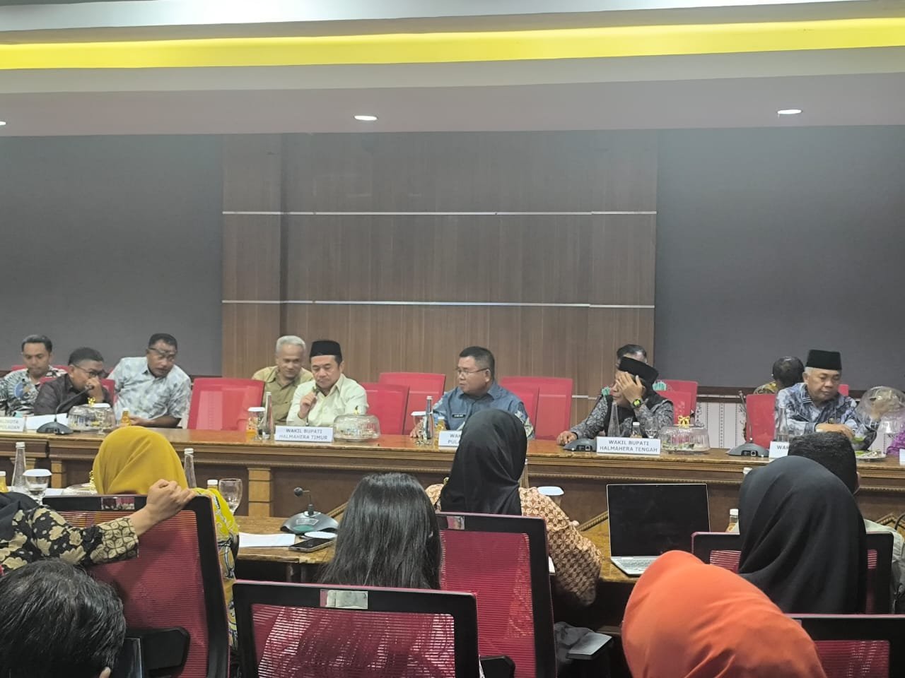 Wakil Bupati Halmahera Timur, Maluku Utara, Anjas Taher, menghadiri rapat koordinasi (Rakor) dalam rangka evaluasi program makan bergizi gratis (BMG) di Kantor Gubernur Kota Sofifi, Kamis (18/9). Foto: GPriority/Riftan