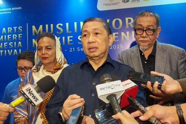Wamenlu Anis Matta (tengah), saat diwawancarai wartawan terkait ALIF 2025, didampingi aktor dan aktris senior Deddy Mizwar (kanan) dan Christine Hakim (kiri) di Djakarta Theatre XXI, Jumat (19/9)/Foto : GPriority (Nindya Farhah Azzahrah)