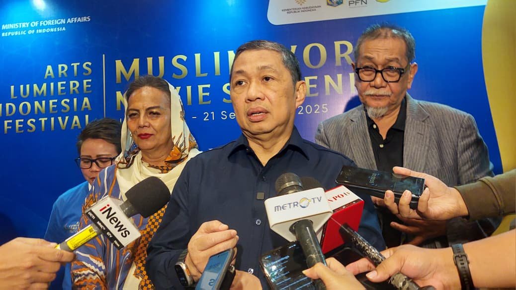 Wamenlu Anis Matta (tengah), saat diwawancarai wartawan terkait ALIF 2025, didampingi aktor dan aktris senior Deddy Mizwar (kanan) dan Christine Hakim (kiri) di Djakarta Theatre XXI, Jumat (19/9)/Foto : GPriority (Nindya Farhah Azzahrah)