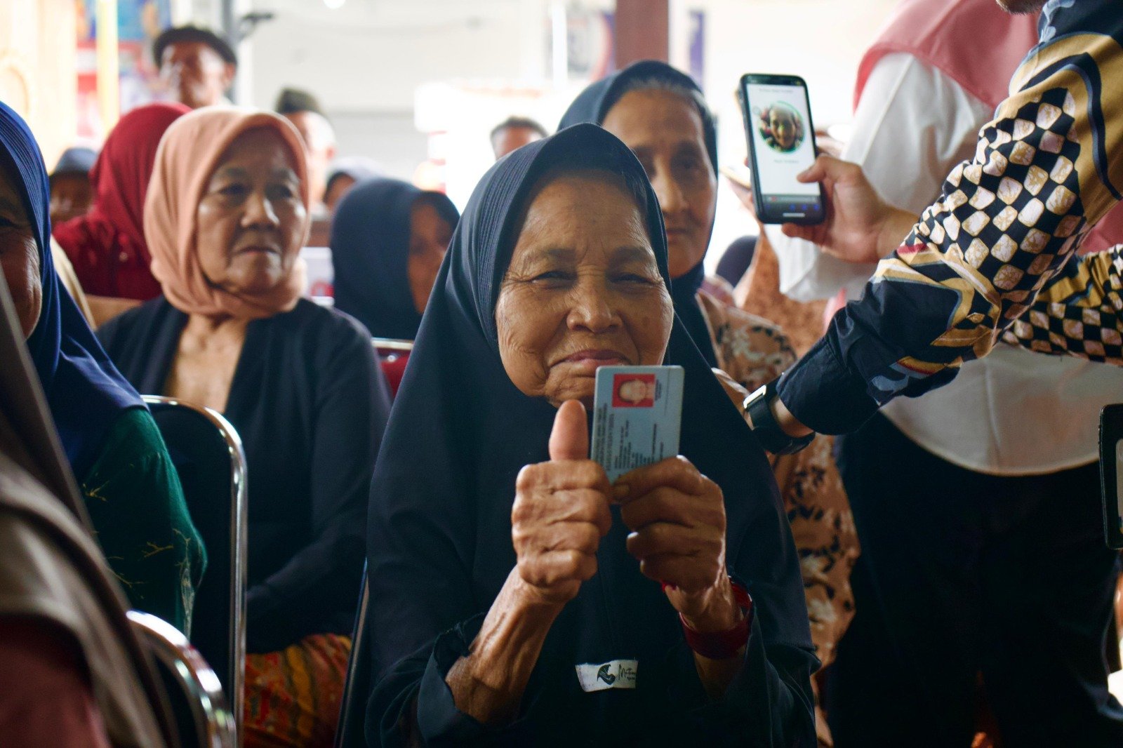 Kementerian Pendayagunaan Aparatur Negara dan Reformasi Birokrasi (PANRB) melakukan uji coba digitalisasi program Perlindungan Sosial (Perlinsos) di Kabupaten Banyuwangi, Jawa Timur, Kamis (18/9). Foto: Humas Kementerian PANRB