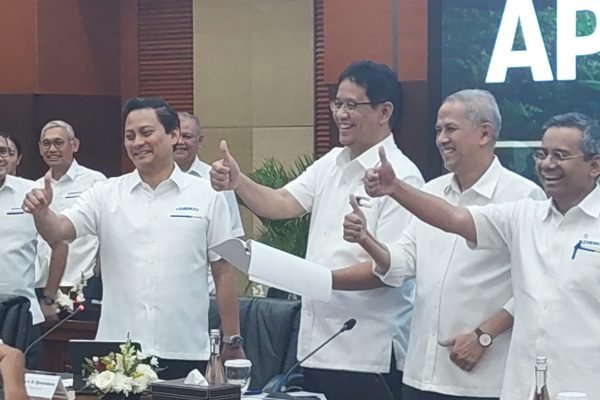 Menkeu Purbaya saat tiba di ruang konferensi pers dan menyapa awak media dengan gaya khas "jempol" nya pada Senin (22/9)/Foto : Dok. GPriority (Nindya Farhah Azzahrah)
