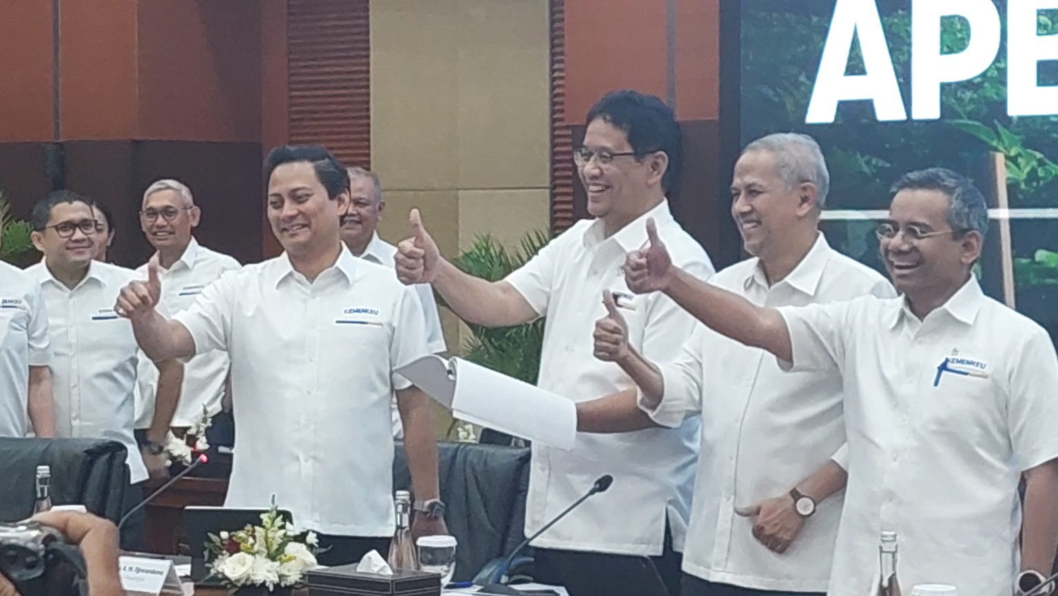Menkeu Purbaya saat tiba di ruang konferensi pers dan menyapa awak media dengan gaya khas "jempol" nya pada Senin (22/9)/Foto : Dok. GPriority (Nindya Farhah Azzahrah)