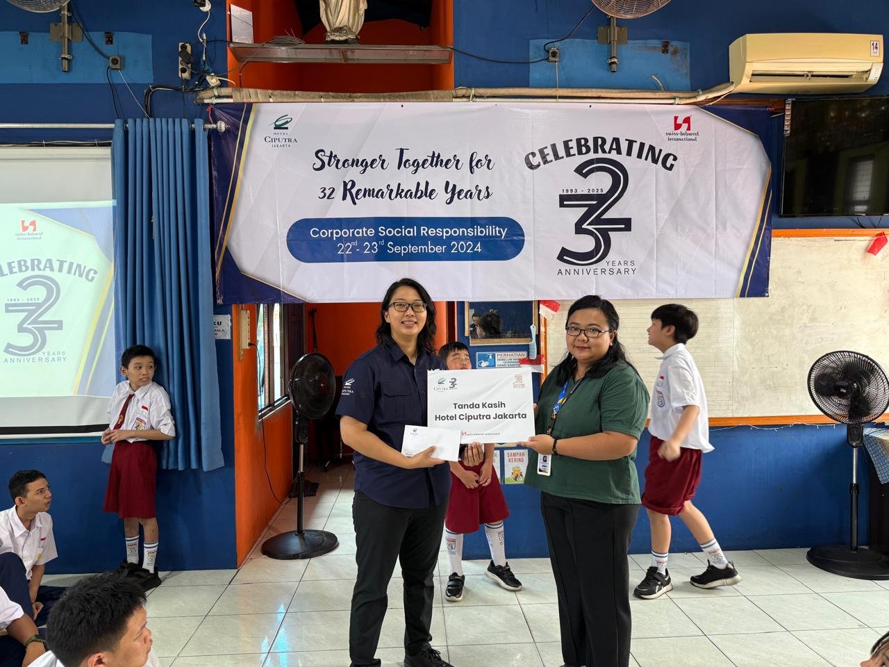 Hotel Ciputra Jakarta saat merayakan CSR di LSB Kasih Bunda / Foto : Dok. Hotel Ciputra Jakarta