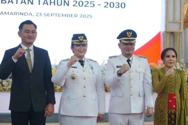 Bupati dan Wakil Bupati Mahakam Ulu Angela Idang Belawan-Suhuk saat berfoto bersama keluarga di Kantor Gubernur Kaltim, Samarinda, Selasa (23/9). Foto: GPriority/Dimas A Putra