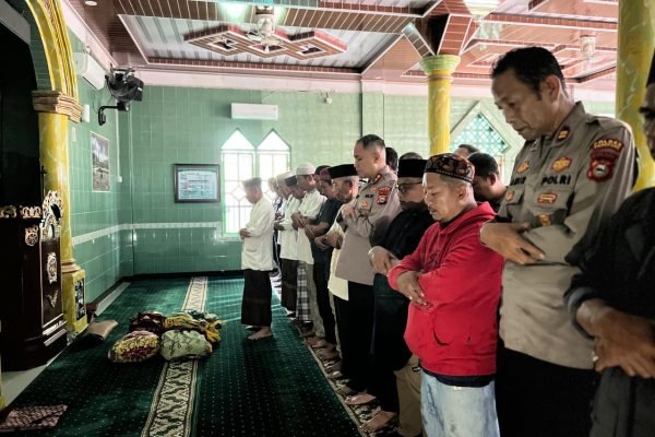 Kapolres Parepare AKBP Indra Waspada Yudi ikuti solat jenazah korban kebakaran di Jalan Menara, Kelurahan Watang Soreang, Kecamatan Soreang, Kota Parepare. Foto: Dok.pribadi