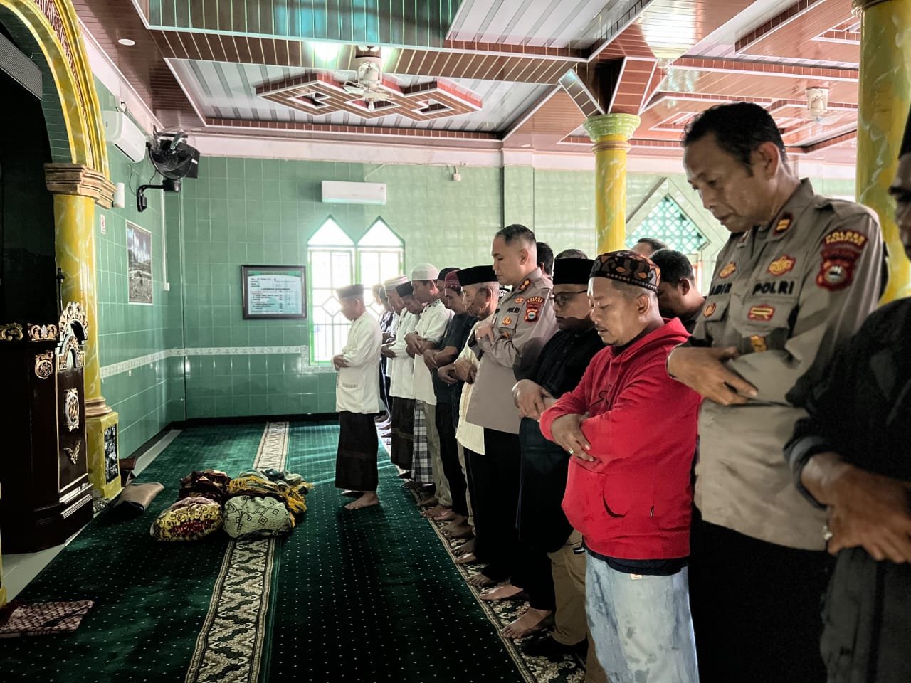 Kapolres Parepare AKBP Indra Waspada Yudi ikuti solat jenazah korban kebakaran di Jalan Menara, Kelurahan Watang Soreang, Kecamatan Soreang, Kota Parepare. Foto: Dok.pribadi
