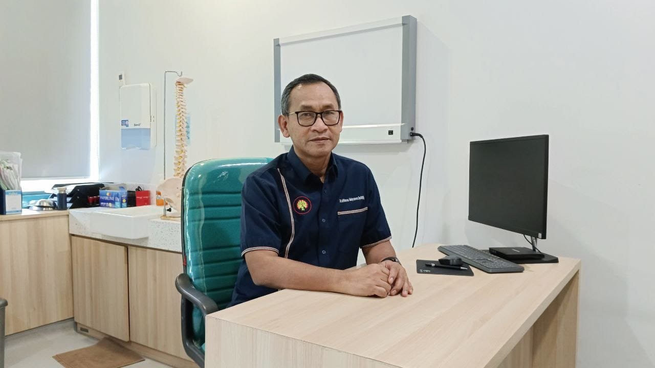 Dr.dr. Wawan Mulyawan Sp.BS, Subspes. N-TB saat diwawancari tim GPriority terkait keunggulan prosedur BESS untuk tulang belakang/Foto : GPriority (Juwita Sari)