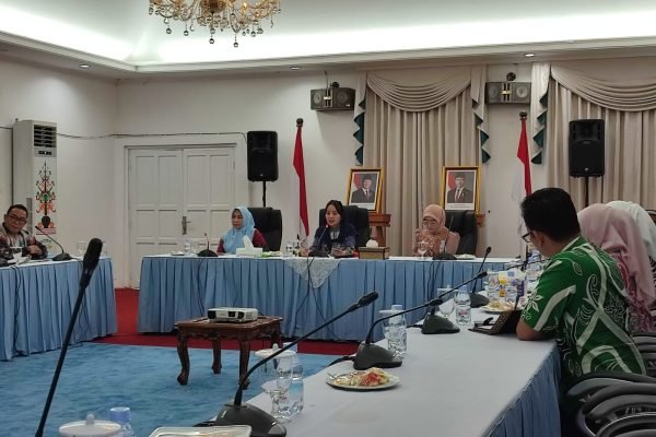 Ketua Dewan Kerajinan Nasional Daerah (Dekranasda) Provinsi Kalimantan Tengah (Kalteng), Aisyah Thisia Agustiar Sabran saat memimpin rapat persiapan JFW di Aserna, Palangka Raya, Jumat (26/9). Foto: MC.Kalteng