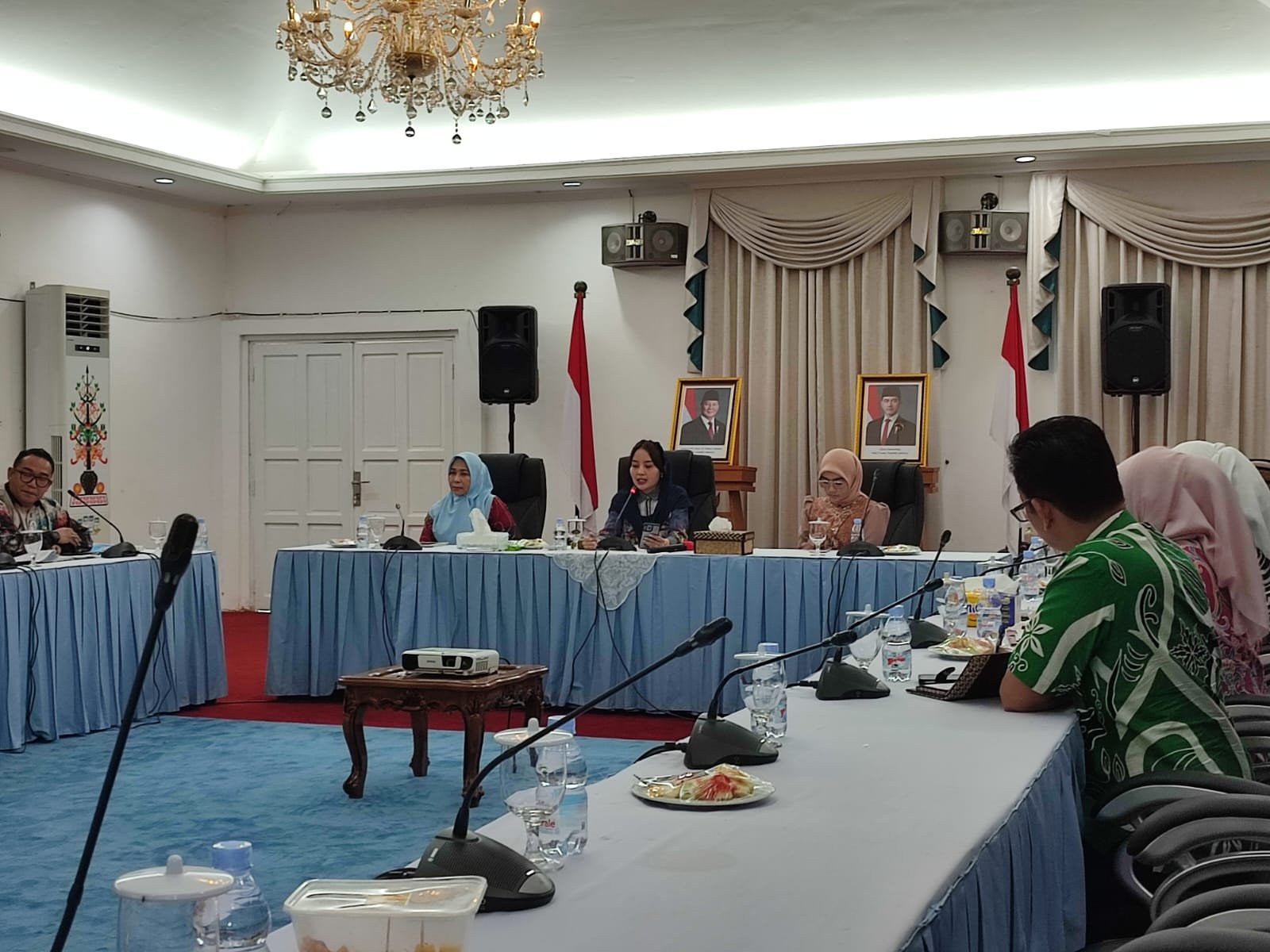 Ketua Dewan Kerajinan Nasional Daerah (Dekranasda) Provinsi Kalimantan Tengah (Kalteng), Aisyah Thisia Agustiar Sabran saat memimpin rapat persiapan JFW di Aserna, Palangka Raya, Jumat (26/9). Foto: MC.Kalteng