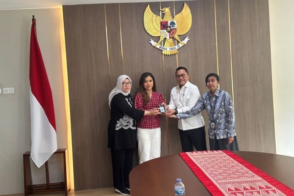 Wartawan CNN Indonesia Diana Valencia (tengah) menerima kembali kartu identitas (ID) liputan Istana usai pertemuan dengan Biro Pers Sekretariat Presiden dan CNN Indonesia di Kompleks Istana Kepresidenan Jakarta, Senin (29/9). Foto: istimewa