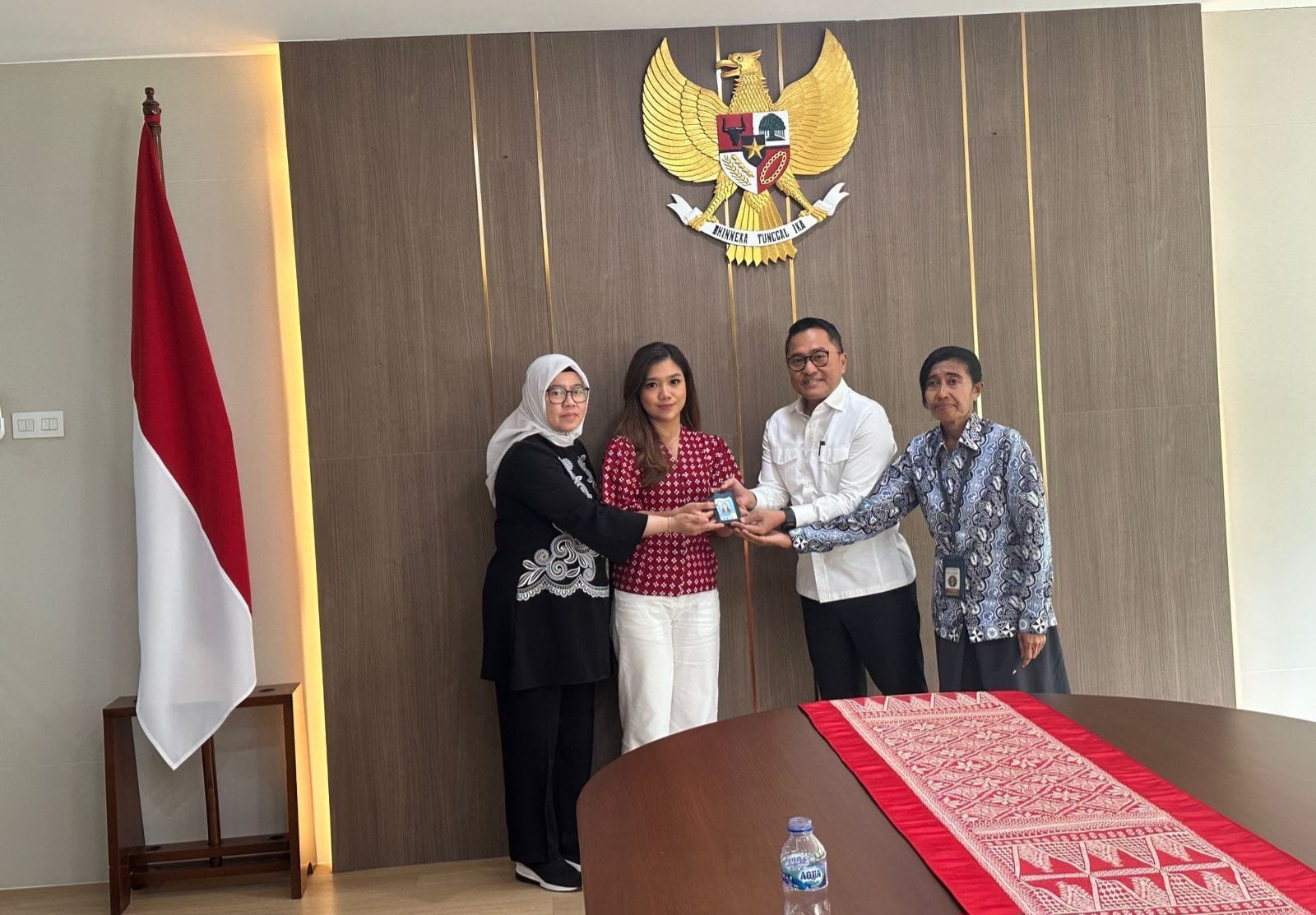 Wartawan CNN Indonesia Diana Valencia (tengah) menerima kembali kartu identitas (ID) liputan Istana usai pertemuan dengan Biro Pers Sekretariat Presiden dan CNN Indonesia di Kompleks Istana Kepresidenan Jakarta, Senin (29/9). Foto: istimewa