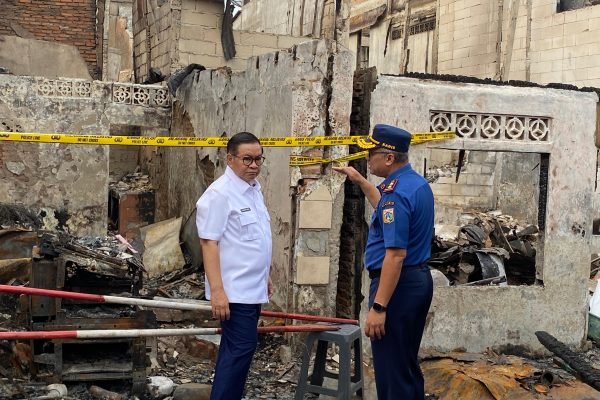 Gubernur DKI Jakarta, Pramono Anung saat meninjau lokasi kebakaran di Tamansari, Jakarta Barat, Selasa (30/9)/Foto Fifi Abdurahman