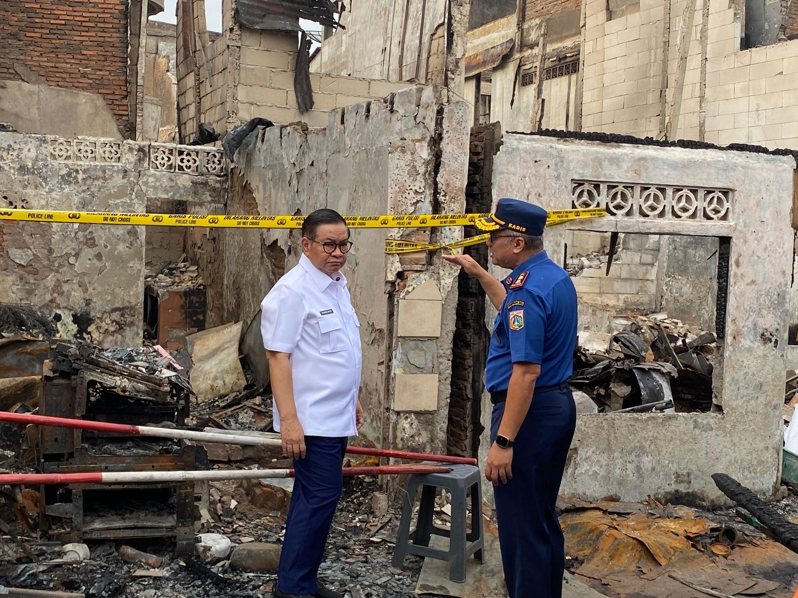 Gubernur DKI Jakarta, Pramono Anung saat meninjau lokasi kebakaran di Tamansari, Jakarta Barat, Selasa (30/9)/Foto Fifi Abdurahman