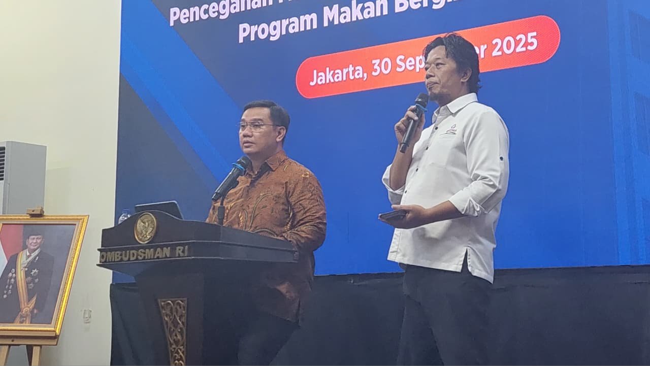 Anggota Ombudsman RI, Yeka Hendra Fatika (kiri) bersama Kusharyanto (kanan), Kepala Keasistenan Pencegahan Maladministrasi Ombudsman RI, pada konferensi pers Selasa (30/9) di Gedung Ombudsman RI/Foto : GPriority (Nindya Farhah Azzahrah)