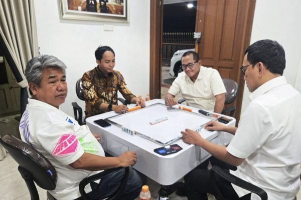 Menteri Kehutanan Raja Juli Antoni main domino bersama tersangka pembalakan liar. Foto: istimewa