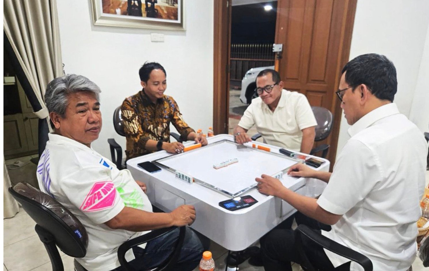 Menteri Kehutanan Raja Juli Antoni main domino bersama tersangka pembalakan liar. Foto: istimewa