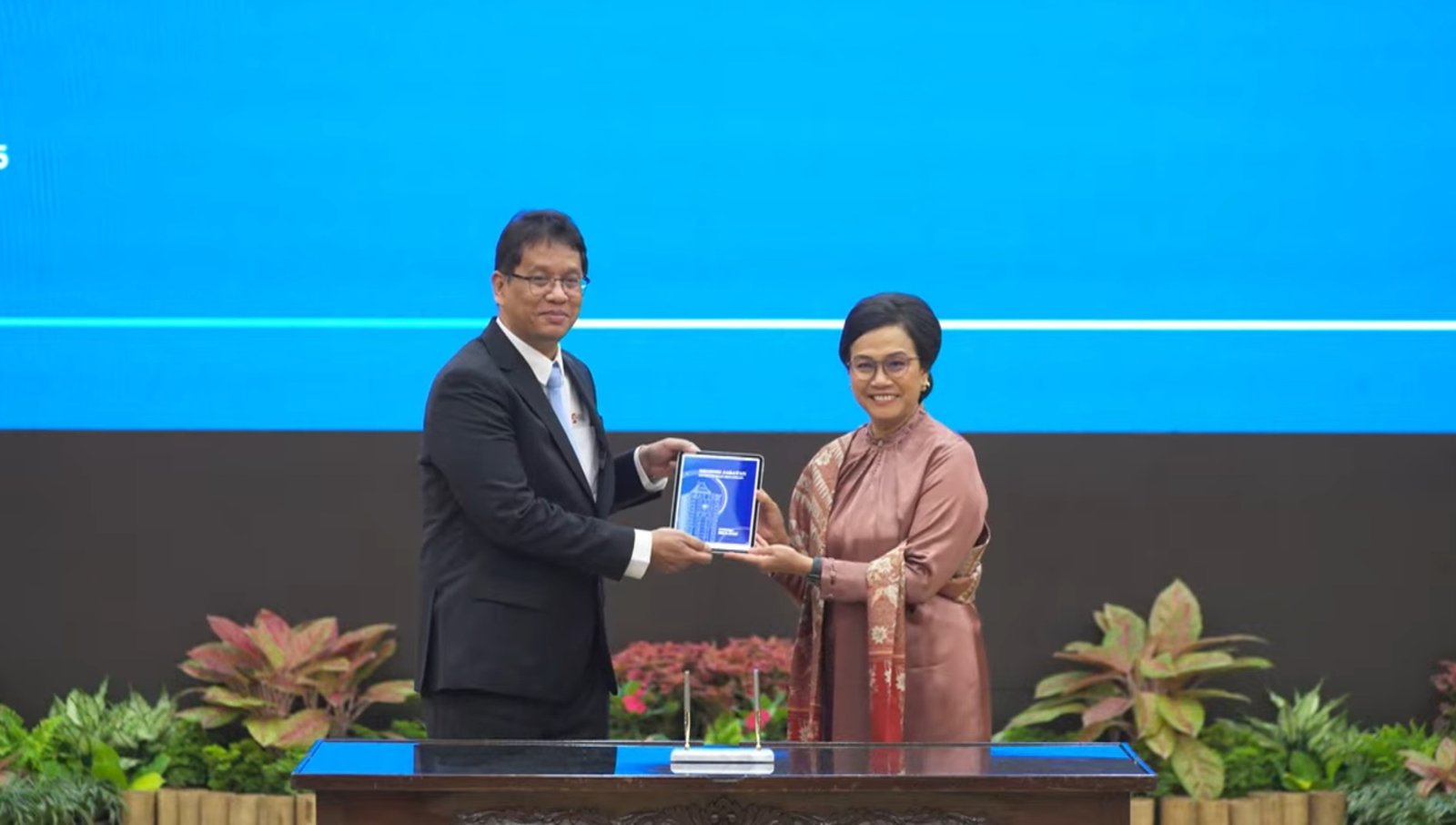 Sri Mulyani serahkan jabatan Menteri Keuangan ke Purbaya Yudhi Sadewa/Foto Tangkapan Layar YouTube Kementerian Keuangan