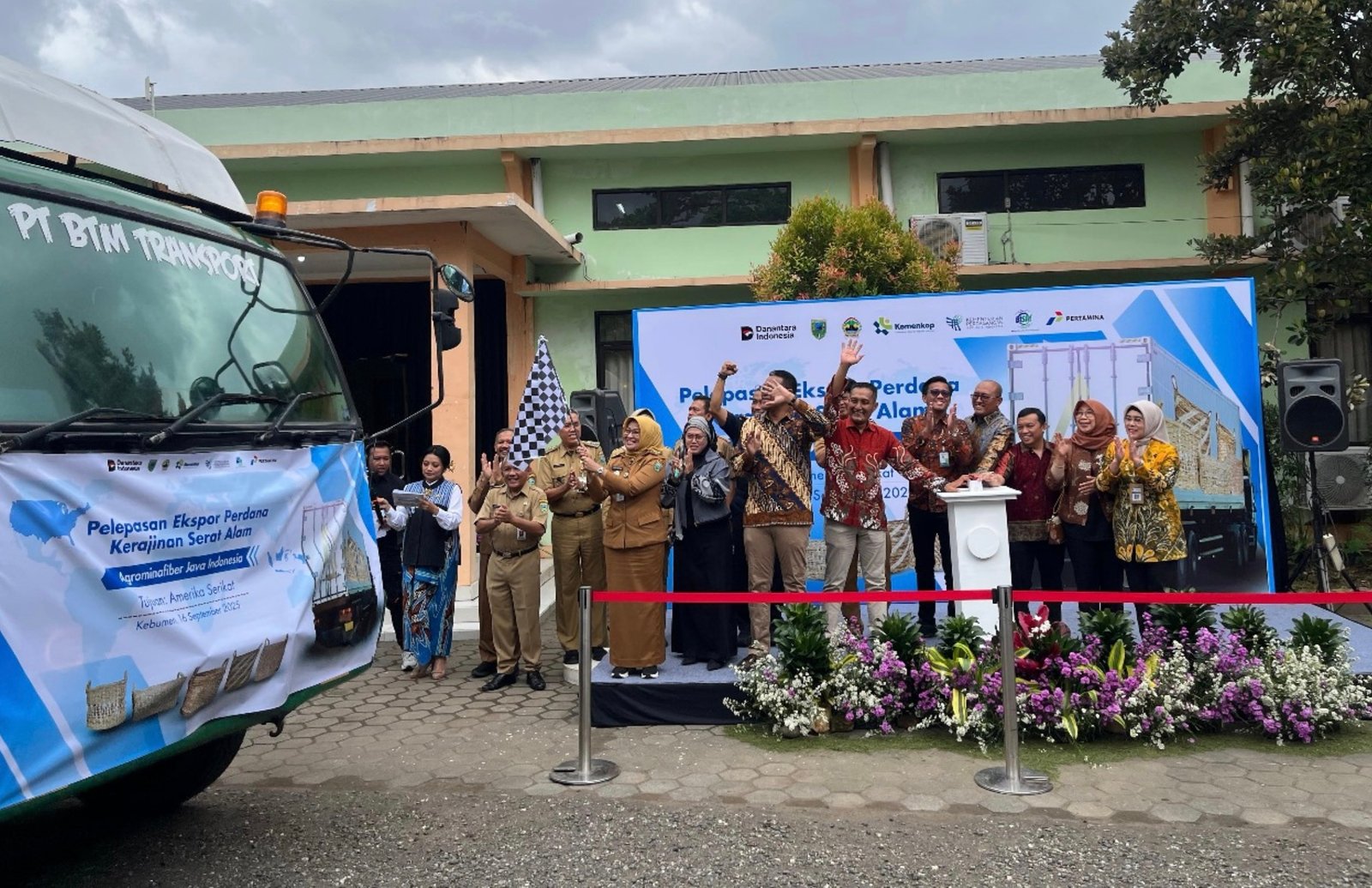 Kemendag melepas ekspor perdana sebanyak 9.000 produk dengan nilai mencapai USD 57.200 atau sekitar Rp937 juta asal Kebumen, Jawa Tengah ke Amerika Serikat (AS). Foto: dok.Kemendag