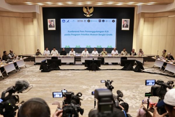 Menteri Koordinator Bidang Pangan, Zulkifli Hasan dalam konferensi pers di Kantor Kementerian Kesehatan, Minggu (28/9). Foto: dok.kemenkes