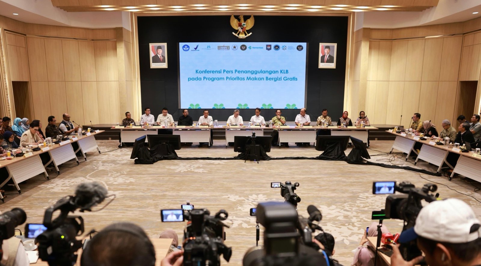 Menteri Koordinator Bidang Pangan, Zulkifli Hasan dalam konferensi pers di Kantor Kementerian Kesehatan, Minggu (28/9). Foto: dok.kemenkes