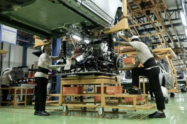 Produk Geely yang tengah di rakit di fasilitas perakitan milik PT Handal Indonesia Motor (HIM), Purwakarta, Jawa Barat. Foto: dok.geelyindonesia