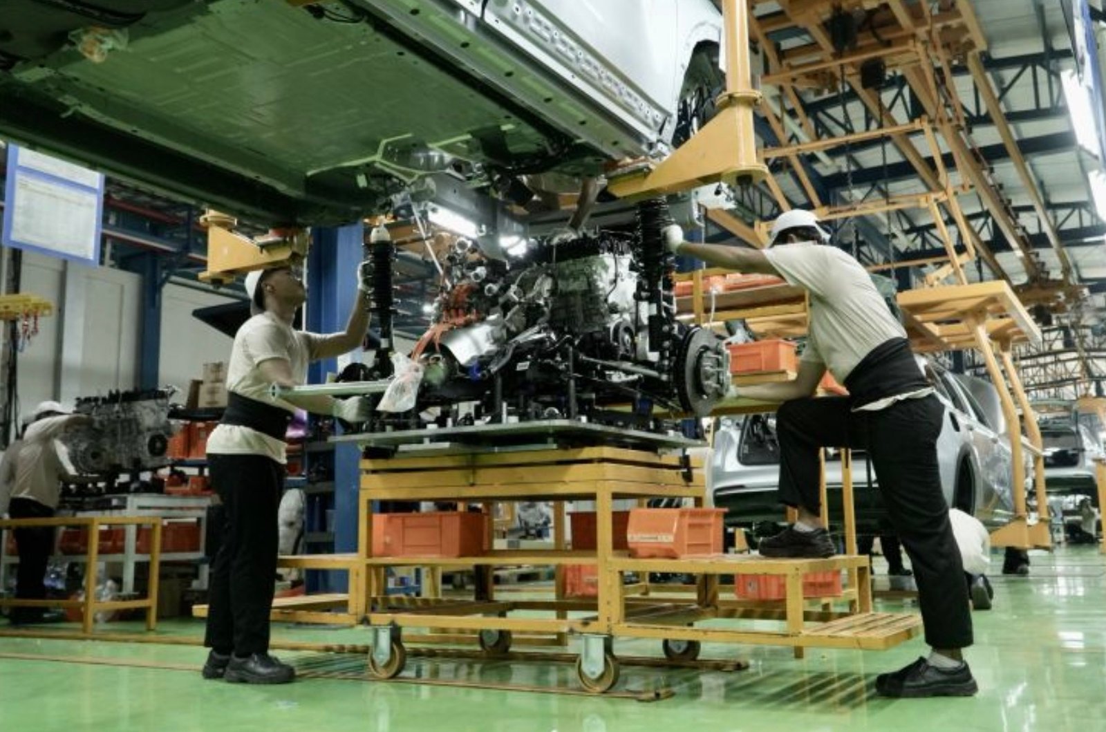 Produk Geely yang tengah di rakit di fasilitas perakitan milik PT Handal Indonesia Motor (HIM), Purwakarta, Jawa Barat. Foto: dok.geelyindonesia