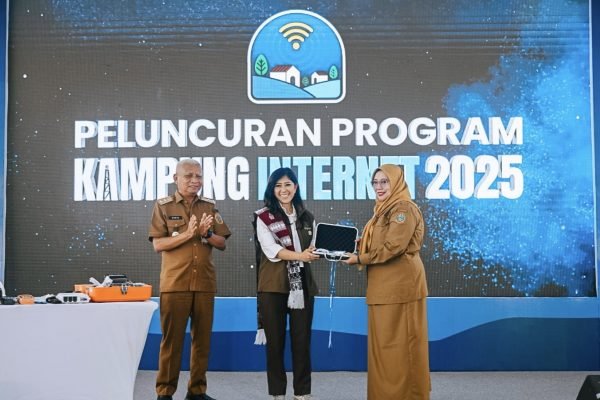 Menkomdigi Meutya Hafid saat Peluncuran Program Kampung Internet 2025 di Desa Kramat Gajah, Deli Serdang, Sumatera Utara, Senin (29/9). Foto: dok.Komdigi