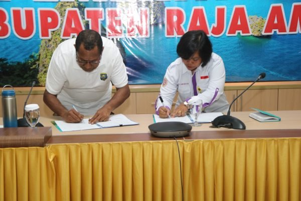 Bupati Raja Ampat, Orideko I. Burdam, (kiri) dan Perwakilan Universitas Papua (UNIPA) Novelina Tampubolon (kanan) melalukan penandatanganan Naskah Perjanjian Hibah Daerah (NPHD) bertempat di Aula Wayag Kantor Bupati Raja Ampat, Selasa (9/9). Foto: MC. Raja Ampat