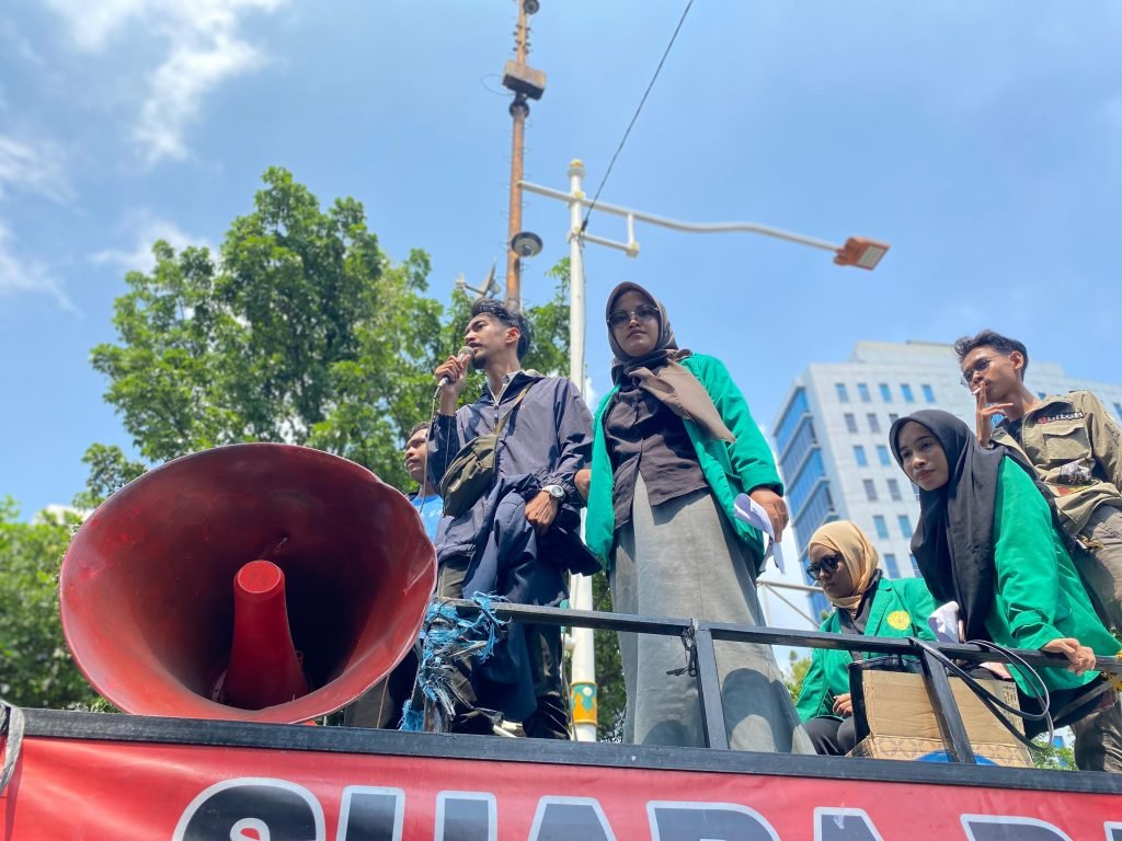 Momen orator Aliansi Mahasiswa Peduli Sosial dan Demokrasi (AMPSI) menyampaikan aspirasinya di DPRD DKI Jakarta/Foto : Dok Fifi Abdurahman