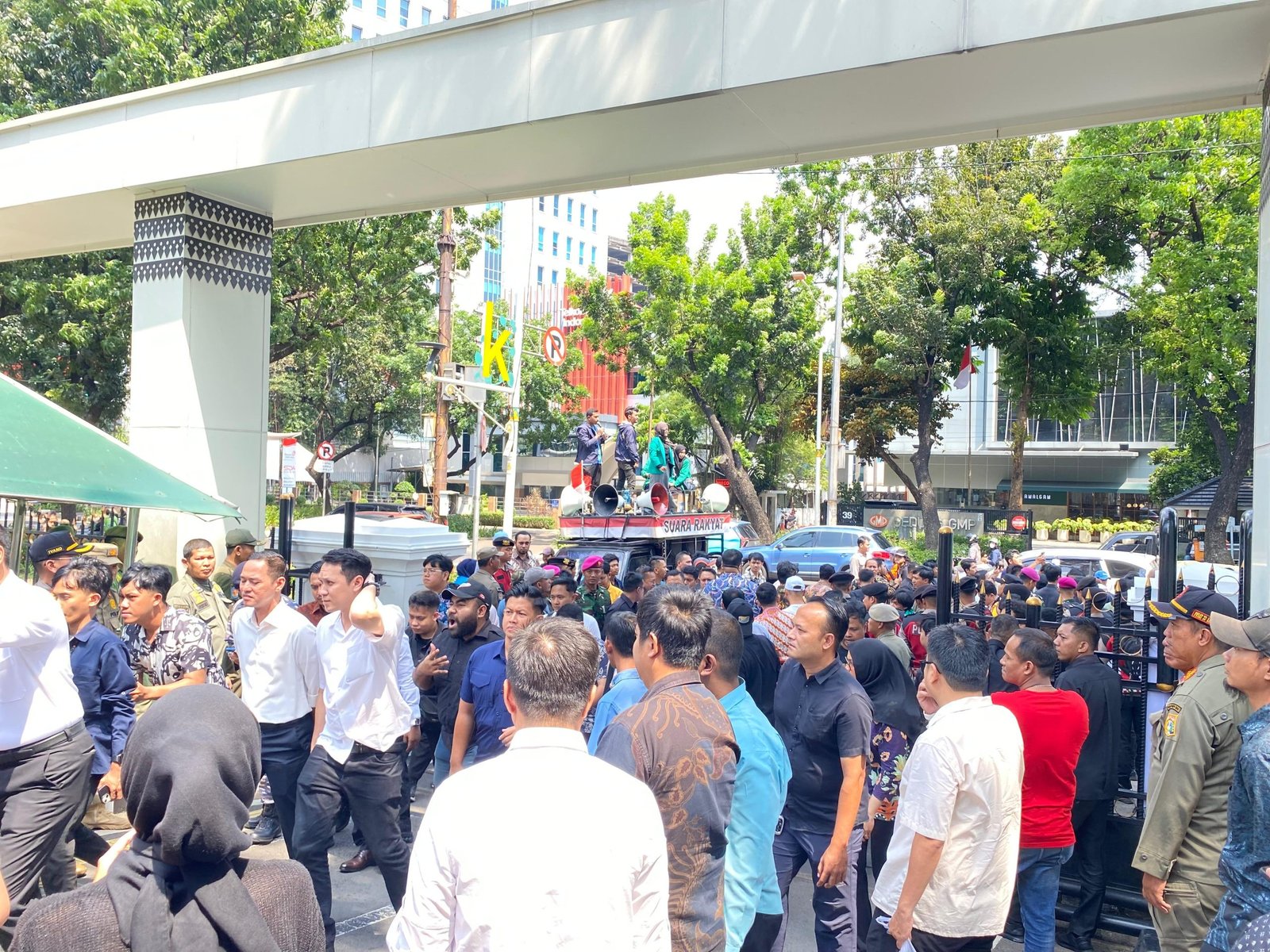 Aliansi Mahasiswa Peduli Sosial dan Demokrasi (AMPSI) melakukan demonstrasi di DPRD DKI Jakarta/Foto : Dok Fifi Abdurahman