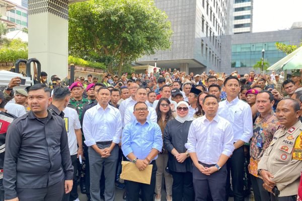 Pimpinan DPRD DKI Jakarta menemui massa aksi yang menuntut evaluasi gaji dan tunjangan DPRD DKI/Foto : Dok Fifi Abdurahman