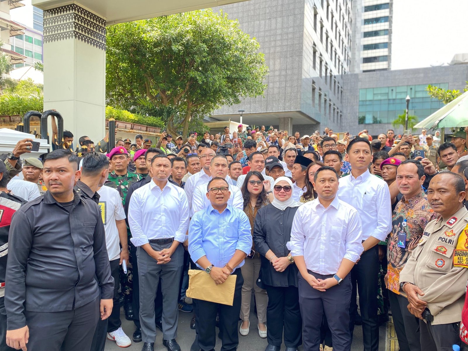Pimpinan DPRD DKI Jakarta menemui massa aksi yang menuntut evaluasi gaji dan tunjangan DPRD DKI/Foto : Dok Fifi Abdurahman