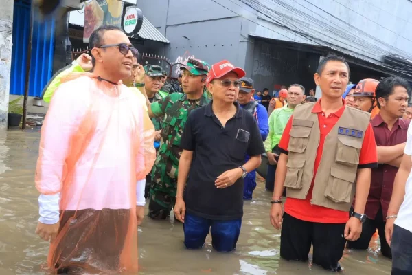 Gubernur Bali, I Wayan Koster, saat meninjau banjir yang terjadi di wilayahnya/Foto : Dok. Pemprov Bali