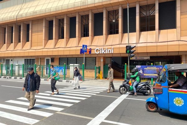 Jalur penyeberangan atau pelican crossing di depan pintu masuk Stasiun KRL Commuter Line Cikini/Foto Fifi Abdurahman