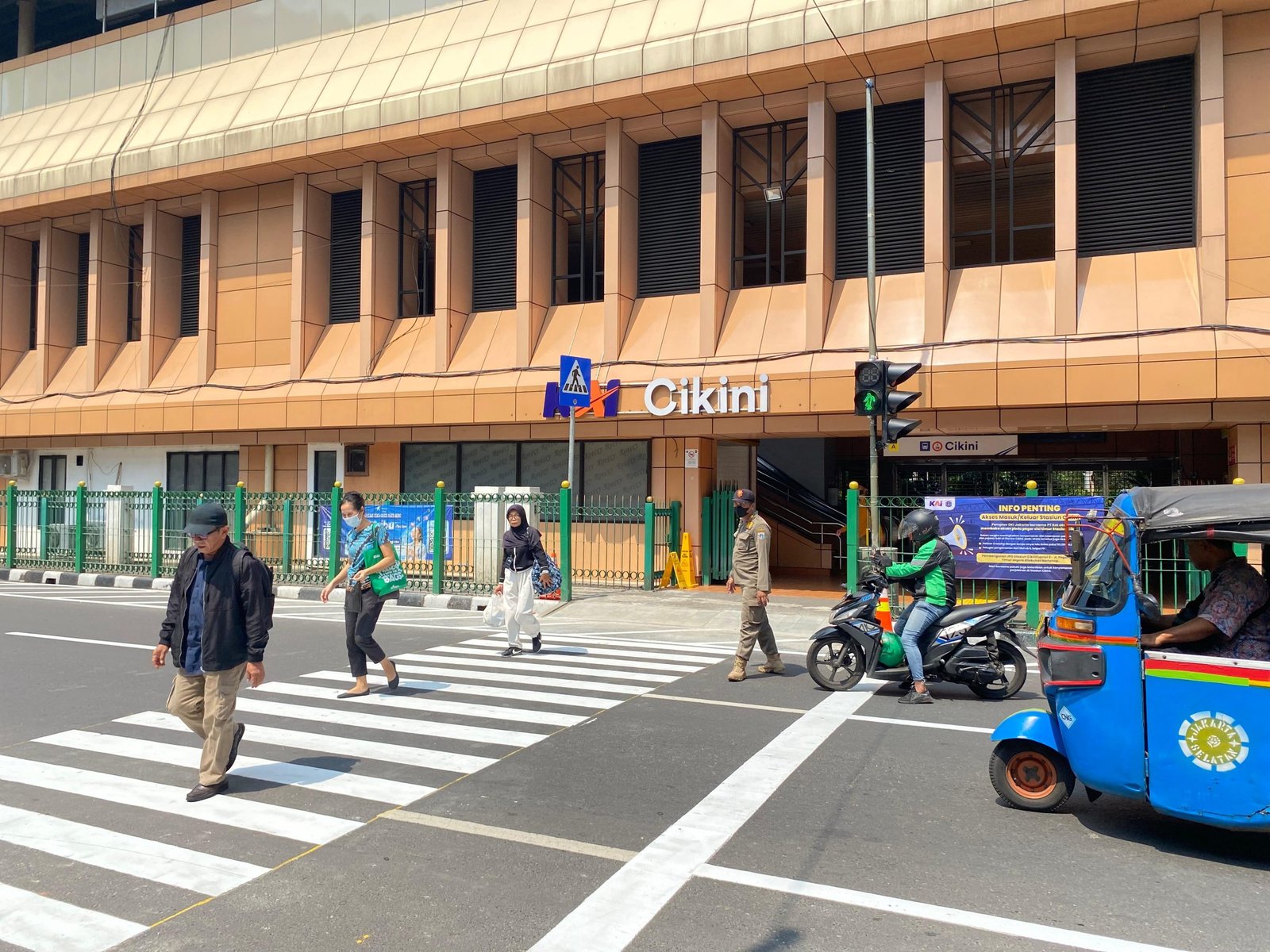 Jalur penyeberangan atau pelican crossing di depan pintu masuk Stasiun KRL Commuter Line Cikini/Foto Fifi Abdurahman