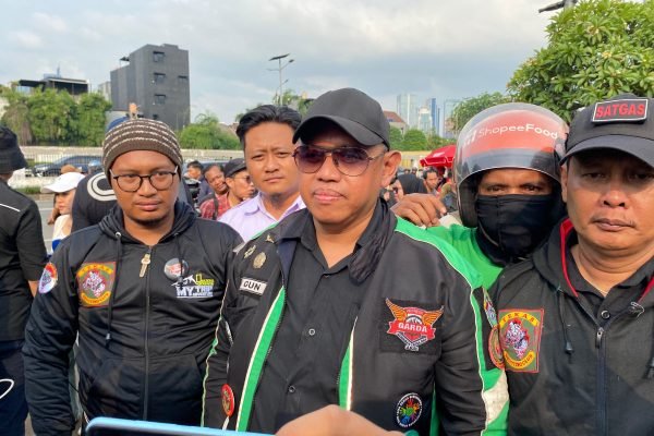 Ketua Umum Asosiasi Pengemudi Ojek Online Garda Indonesia, Raden Igun Wicaksono dan para pengemudi ojol usai bertemu DPR RI, Rabu (17/9)/Foto Fifi Abdurahman