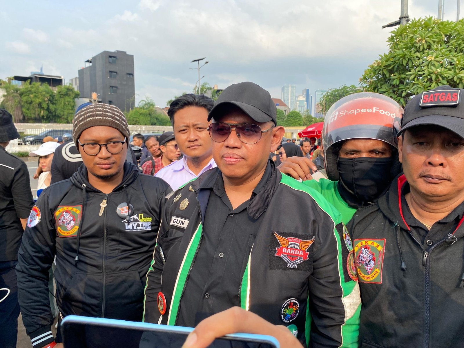 Ketua Umum Asosiasi Pengemudi Ojek Online Garda Indonesia, Raden Igun Wicaksono dan para pengemudi ojol usai bertemu DPR RI, Rabu (17/9)/Foto Fifi Abdurahman
