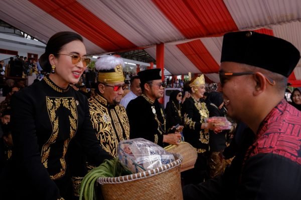 Menteri Pariwisata Widiyanti Putri Wardhana hadir dalam pesta adat Erau 2025 di Kabupaten Kutai Kartanegara, Kalimantan Timur, Minggu (21/9). Foto: dok.Kemenpar