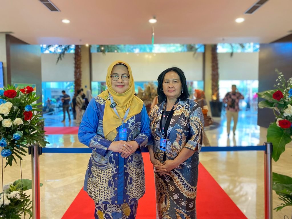 Istri Penjabat (Pj) Bupati Barito Utara, Melly Novita Gunawan dan Kepala Dinas Perdagangan dan Perindustrian Kabupaten Barito Utara, Dewi Handayani di acara Rakernas DEKRANAS 2025/Foto Fifi Abdurahman